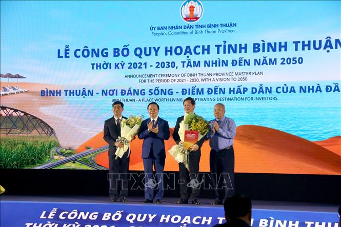 Phó thủ tướng Trần Hồng Hà Trao Quyết định phê duyệt Quy hoạch tỉnh Bình Thuận thời kỳ 2021- 2030, tầm nhìn đến năm 2050. Ảnh: Nguyễn Thanh/TTXVN