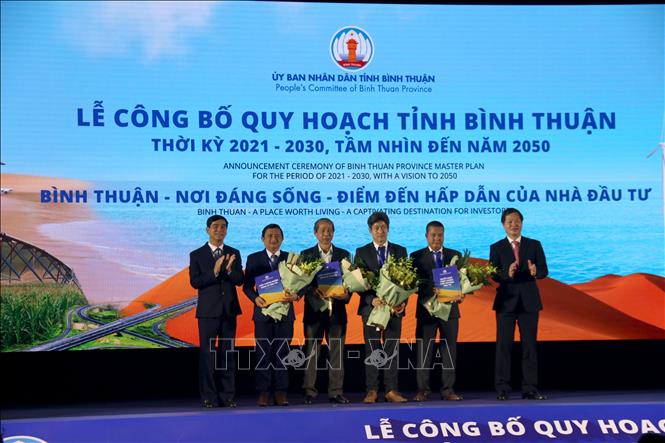 Công bố Quy hoạch tỉnh Bình Thuận thời kỳ 2021- 2030, tầm nhìn 2050 Trao chứng nhận cho các nhà đầu tư tại Lễ công bố Quy hoạch tỉnh Bình Thuận thời kỳ 2021- 2030, tầm nhìn đến năm 2050. Ảnh: Nguyễn Thanh/TTXVN