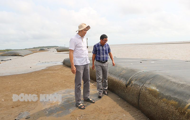 Kè giảm sóng khu vực cồn Bửng có kết cấu các ống vải địa kỹ thuật (Geotube) được độn đầy cát bên trong.