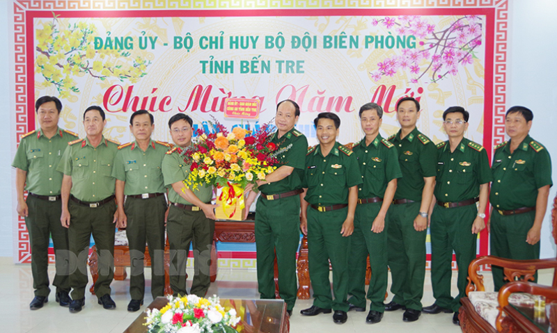  Đại tá Phạm Thanh Tùng cùng đoàn công tác tặng hoa chúc mừng CBCS Bộ Chỉ huy Bộ đội biên phòng tỉnh.
