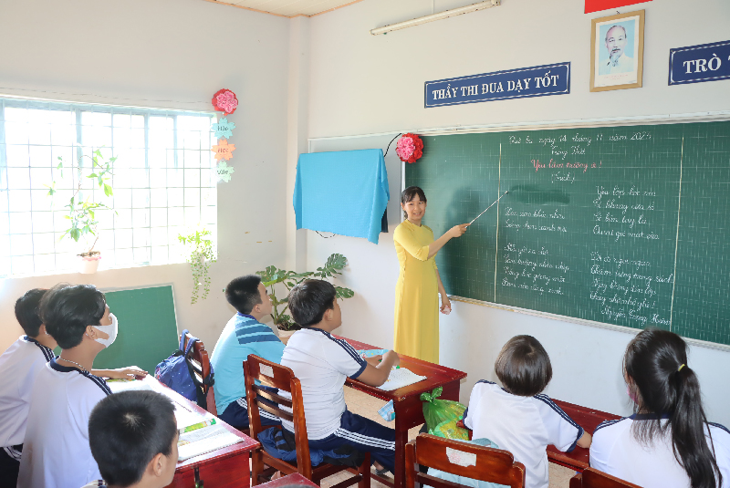 Những người "đưa đò" thầm lặng Lớp khuyết tật trí tuệ 2.2 với 8 em học sinh do cô Nguyễn Thị Thu Truyền chủ nhiệm.