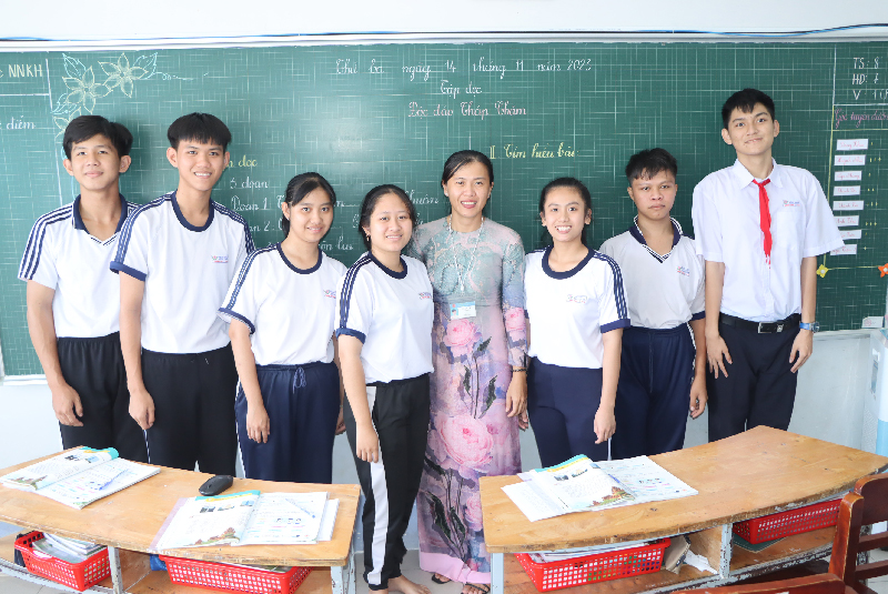 Những người "đưa đò" thầm lặng Nhiều kỷ niệm khó phai với cô Lê Kim Lài trong 5 năm gắn bó với mái trường đặc biệt.