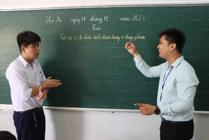Những người "đưa đò" thầm lặng Thầy Lương Đức Tài: Dạy học trò bằng ngôn ngữ của “trái tim” yêu thương
