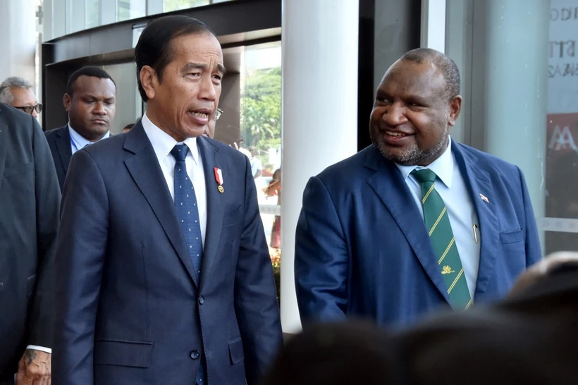 Indonesia và Papua New Guinea ký kết thỏa thuận hợp tác quốc phòng Tổng thống Indonesia Joko Widodoi (trái) và Thủ tướng Papua New Guinea James Marape tại Papua New Guinea ngày 5 tháng 7 năm 2023. (Ảnh: AFP)