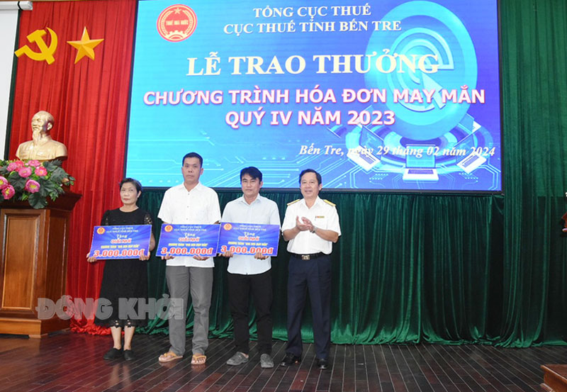 Trao giải nhì cho khách hàng may mắn.