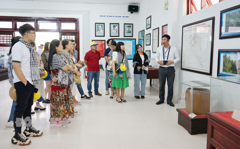 Đoàn du khách ngoài tỉnh tham quan tại Di tích lịch sử Căn cứ khu ủy Sài Gòn - Gia Định (Y4), xã Tân Phú Tây (Mỏ Cày Bắc).