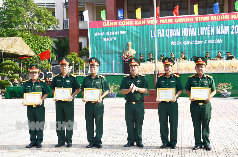 Trao khen thưởng cho các đơn vị.