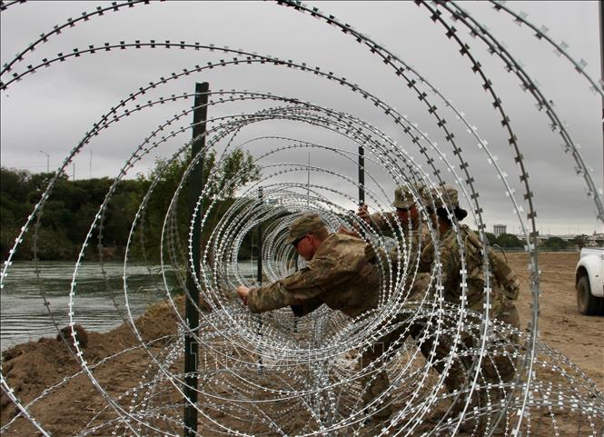Binh sĩ Mỹ dựng hàng rào dây thép ở khu vực Laredo, biên giới Mỹ - Mexico, ngày 18-11-2018. Ảnh: AFP/ TTXVN