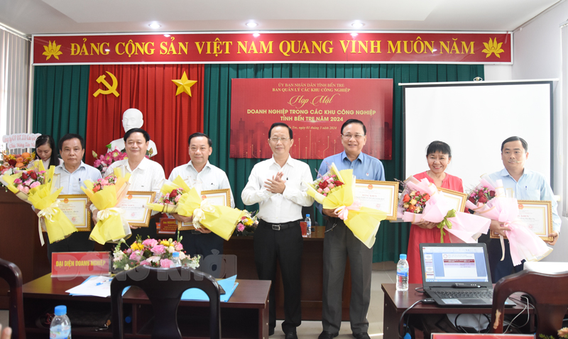 Phó chủ tịch Thường trực UBND tỉnh Nguyễn Trúc Sơn trao bằng khen của UBND tỉnh cho các doanh nghiệp có thành tích sản xuất kinh doanh xuất sắc trong năm 2023.