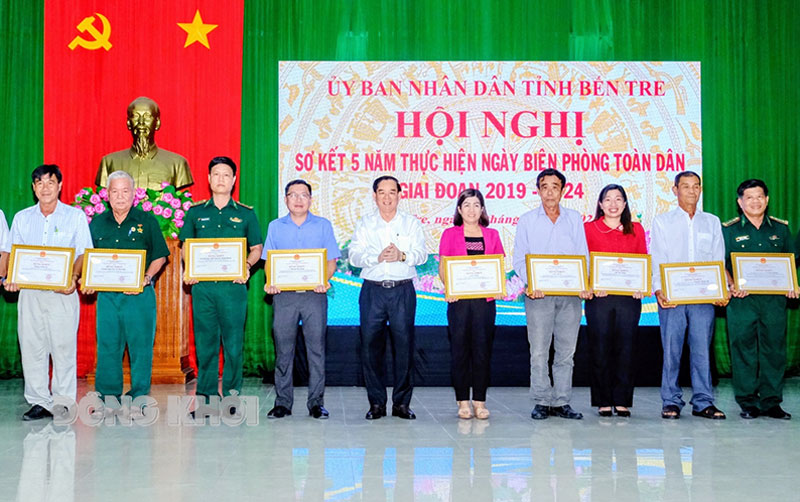 Chủ tịch UBND tỉnh Trần Ngọc Tam trao bằng khen cho các tập thể, cá nhân có thành tích trong sơ kết 5 năm thực hiện Ngày Biên phòng toàn dân giai đoạn 2019 - 2024. Ảnh: Phương Khánh