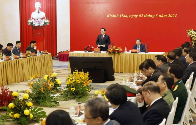 Chủ tịch Quốc hội: Khánh Hòa cần tăng tốc ngay từ năm 2024 để đạt các mục tiêu Quang cảnh buổi làm việc. (Ảnh: Nhan Sáng/TTXVN)