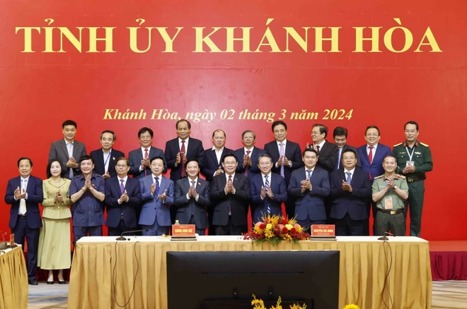 Chủ tịch Quốc hội: Khánh Hòa cần tăng tốc ngay từ năm 2024 để đạt các mục tiêu Chủ tịch Quốc hội Vương Đình Huệ với Ban Thường vụ Tỉnh ủy Khánh Hòa. (Ảnh: Nhan Sáng/TTXVN)