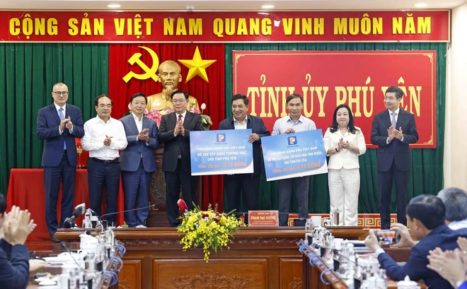Phát triển Phú Yên thành một vùng đất “bình yên” và “phú quý” Chủ tịch Quốc hội Vương Đình Huệ và Phó Thủ tướng Trần Hồng Hà chứng kiến Tập đoàn Xăng dầu Việt Nam trao hỗ trợ 10 tỷ đồng xây dựng trường học và 5 tỷ đồng xây dựng 100 căn nhà tình nghĩa cho tỉnh Phú Yên. (Ảnh: Nhan Sáng/TTXVN)