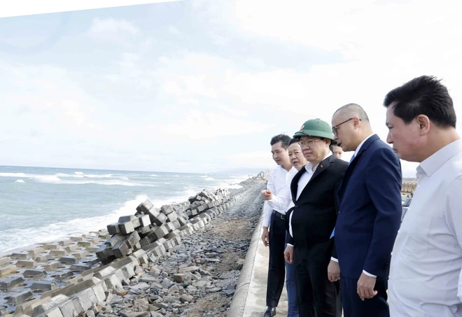 Phát triển Phú Yên thành một vùng đất “bình yên” và “phú quý” Chủ tịch Quốc hội Vương Đình Huệ kiểm tra kè chống xói lở khu vực ven bờ biển Xóm Rớ, phường Phú Đông, thành phố Tuy Hòa, tỉnh Phú Yên. (Ảnh: Nhan Sáng/TTXVN)