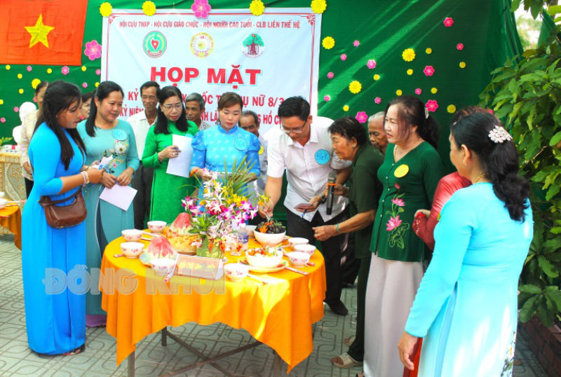 Tin hoạt động các huyện, thành phố ngày 3-3-2024 Ban Giám khảo chấm điểm phần thi trưng bày món ăn của Hội Cựu giáo chức xã Hưng Khánh Trung B. Ảnh: Lê Đệ