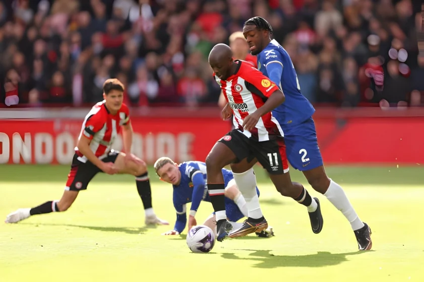 Chelsea và Brentford đôi công mãn nhãn trong trận này. Ảnh: Getty.