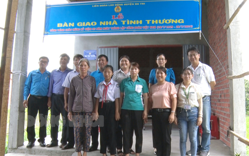 Bàn giao 4 nhà tình thương cho công nhân lao động ở Ba Tri Đại biểu cùng gia đình chị Bùi Thị Ngọc Dung chụp ảnh lưu niệm tại buổi lễ bàn giao nhà.