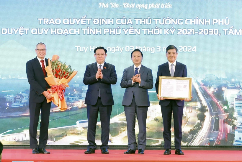 Quy hoạch tỉnh Phú Yên: Tạo thêm xung lực để phát triển mạnh mẽ Chủ tịch Quốc hội Vương Đình Huệ chúc mừng lãnh đạo tỉnh Phú Yên nhận Quyết định của Thủ tướng Chính phủ phê duyệt quy hoạch tỉnh Phú Yên thời kỳ 2021-2030, tầm nhìn đến năm 2050. Ảnh: Nhan Sáng/TTXVN