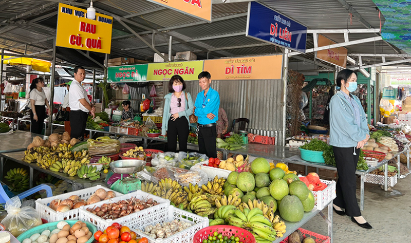 Nhân rộng mô hình chợ đảm bảo vệ sinh an toàn thực phẩm Tiểu thương chợ Bến Vinh bày bán hàng hóa trên các quầy kệ, đảm bảo vệ sinh an toàn thực phẩm.