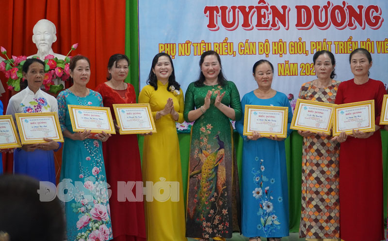 Cán bộ, hội viên hội phụ nữ được tuyên dương