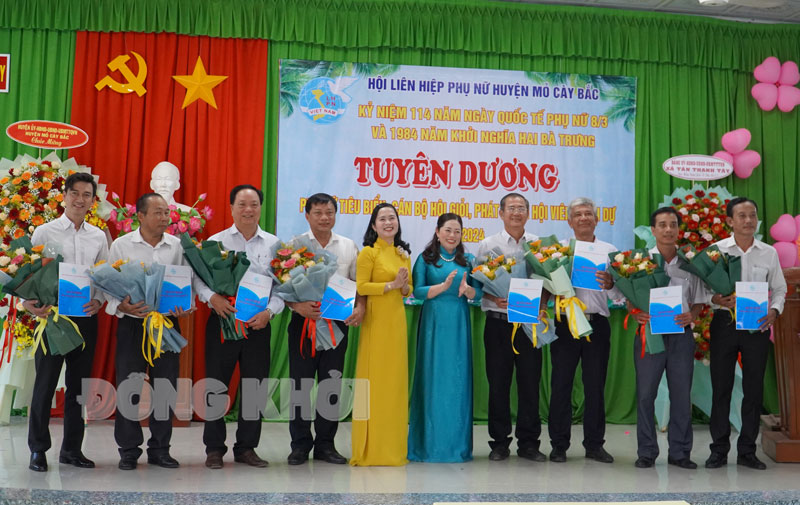 Phát triển 8 hội viên danh dự Hội LHPN huyện 