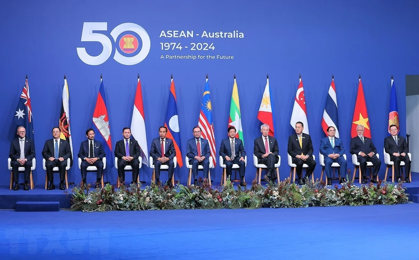 Thủ tướng Australia Anthony Albanese, Thủ tướng Phạm Minh Chính cùng các Trưởng đoàn và Tổng Thư ký ASEAN Kao Kim Hourn. Ảnh: Dương Giang/TTXVN