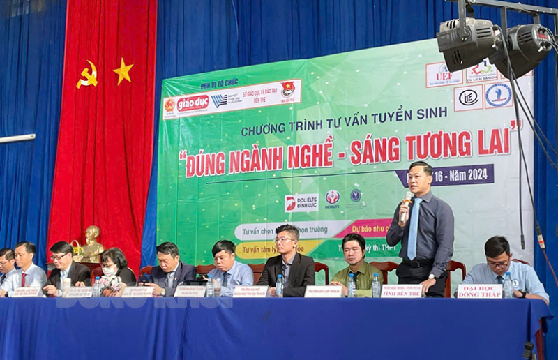 Đại diện Phân hiệu Đại học Quốc gia TP. Hồ Chí Minh tại tỉnh giới thiệu về các ngành đào tạo tại một chương trình tư vấn tuyển sinh. Ảnh: CTV