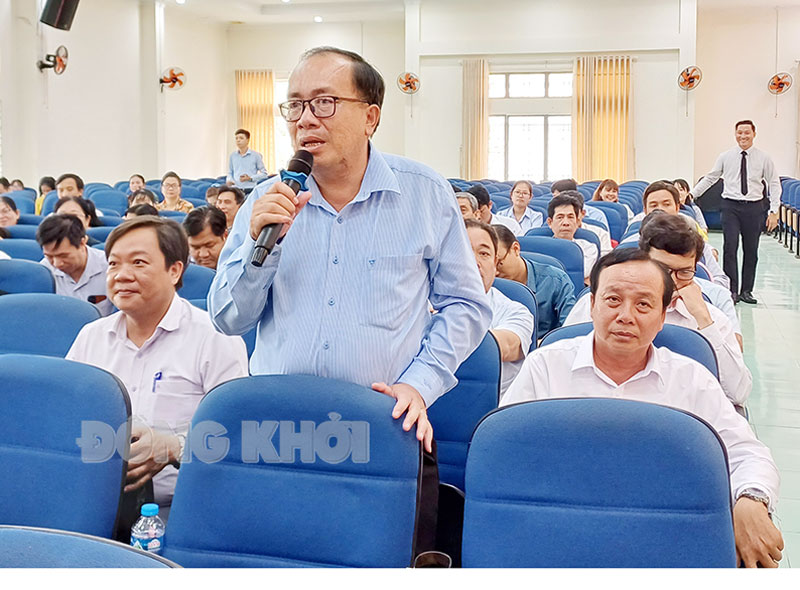 Lãnh đạo Trường THPT Thạnh Phước (Bình Đại) phát biểu ý kiến tại tọa đàm