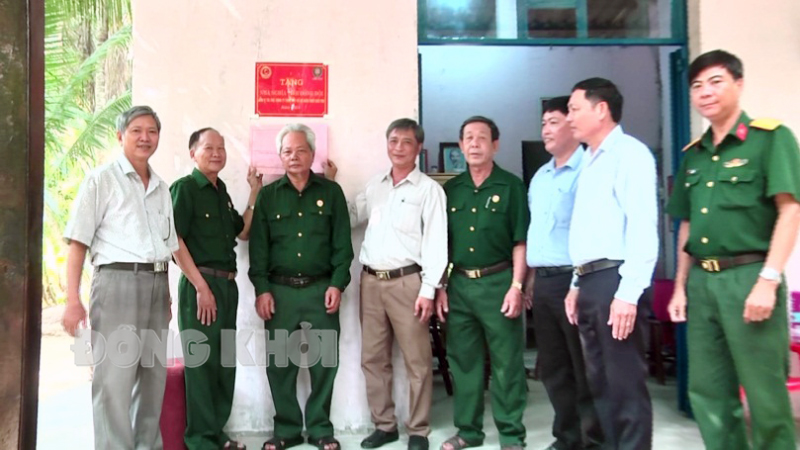 Tin hoạt động các huyện, thành phố ngày 6-3-2024 Tặng quà cho các hộ gia đình có hoàn cảnh khó khăn. Ảnh: Ngọc Vũ
