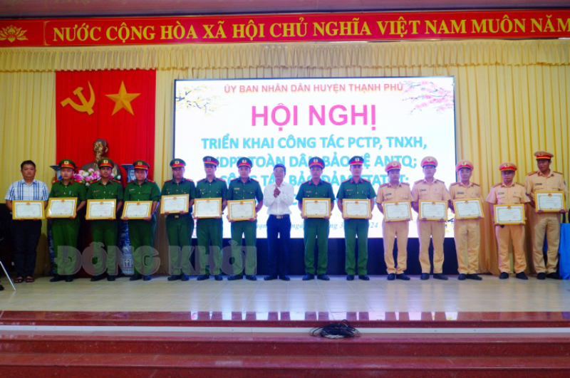 Tin hoạt động các huyện, thành phố ngày 6-3-2024 Chủ tịch UBND huyện Đào Công Thương trao giấy khen cho các tập thể, cá nhân. Ảnh: Minh Mừng