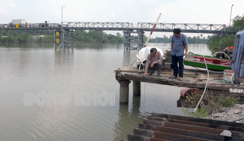 Tin hoạt động các huyện, thành phố ngày 6-3-2024 Đo độ mặn tại cầu Vàm Mơn. Ảnh: Ngọc Lãm