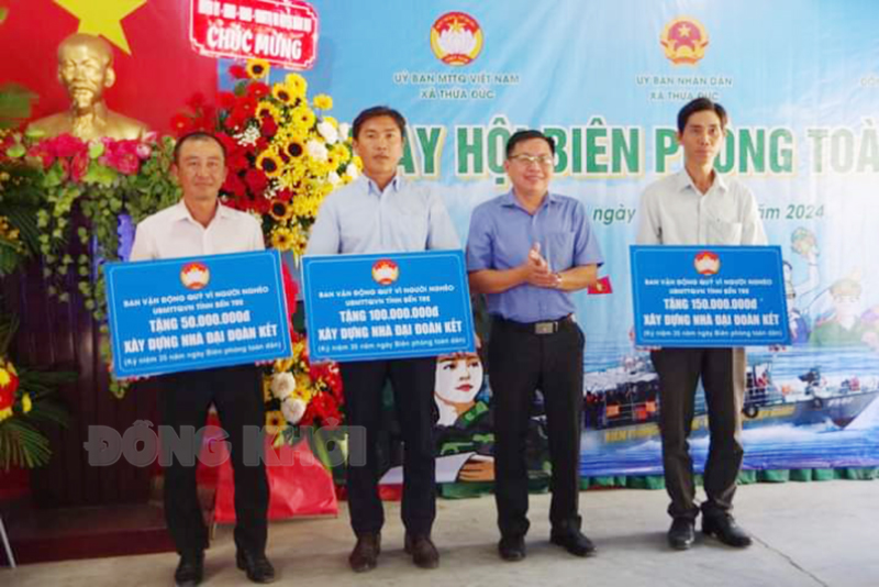 Bình Đại tập trung kéo giảm tỷ lệ hộ nghèo, cận nghèo trên địa bàn huyện Trao bảng tượng trưng xây dựng nhà “Đại đoàn kết” cho các xã khu vực biên giới biển. Ảnh: T. Lập