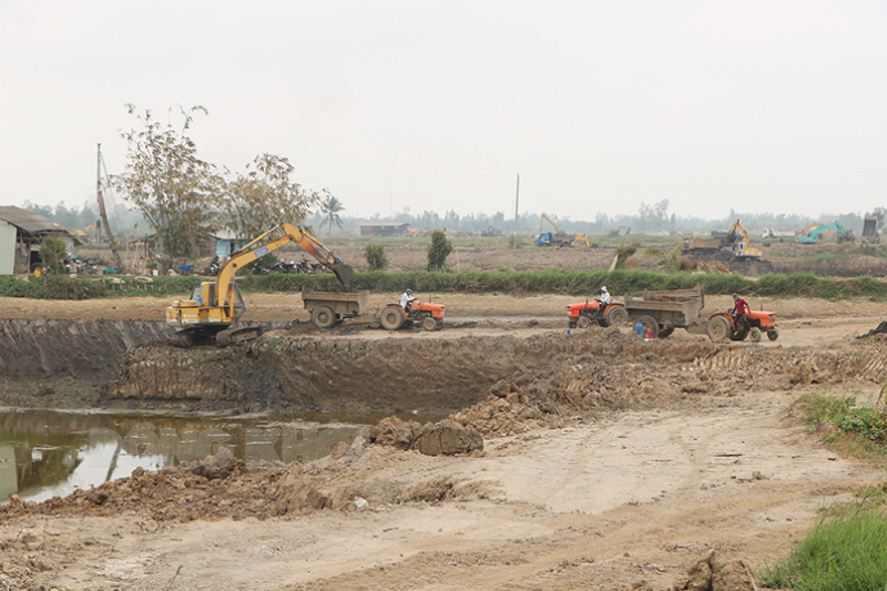 Dự án xây dựng hồ chứa nước ngọt Lạc Địa, xã Phú Lễ, huyện Ba Tri đang được triển khai. Ảnh: Thạch Thảo