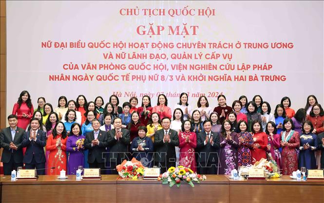 Chủ tịch Quốc hội Vương Đình Huệ và các Phó Chủ tịch Quốc hội với các nữ đại biểu. Ảnh: Nhan Sáng/TTXVN