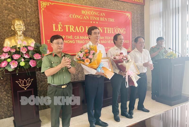 Trao khen thưởng cho các tập thể và cá nhân.