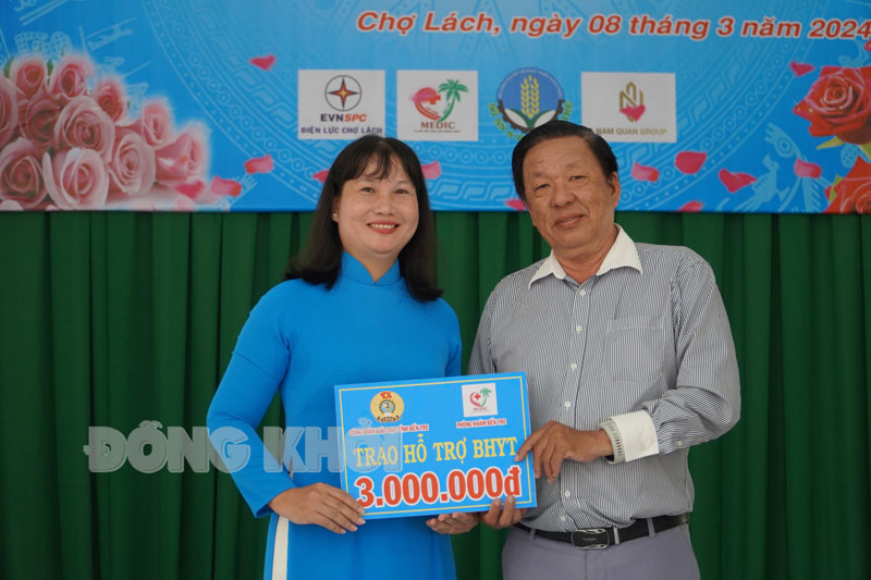 Công đoàn Giáo dục tỉnh họp mặt kỷ niệm 114 năm Ngày Quốc tế Phụ nữ Đại diện Công ty cổ phần Thanh Hiếu Medic Sài Gòn Bến Tre trao biểu trưng tặng thẻ bảo hiểm y tế