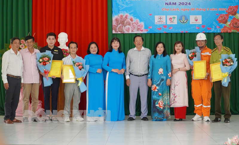 Đại biểu chụp ảnh lưu niệm tại buổi họp mặt
