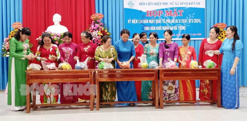 Tin hoạt động các huyện, thành phố ngày 8-3-2024 Đập heo đất gây quỹ tiết kiệm tiếp sức cho học sinh đến trường. Ảnh: Bảo Toàn
