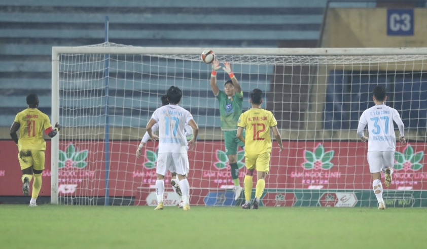 Nguyên Mạnh bắt bài cú đá penalty của Rimario (Nguồn: CLB Thép Xanh Nam Định)
