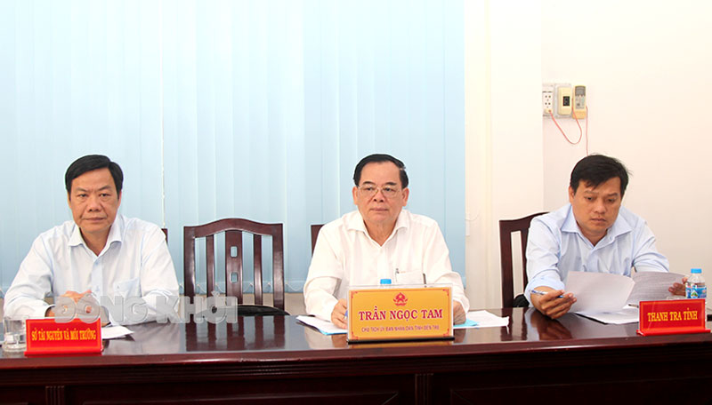 Chủ tịch UBND tỉnh Trần Ngọc Tam nghe công dân trình bày ý kiến.