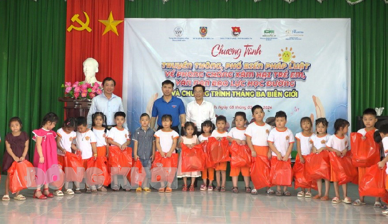 Tin hoạt động các huyện, thành phố ngày 9-3-2024 Đại diện lãnh đạo các đơn vị trao quà cho học sinh: Ảnh: Ngọc Lãm.