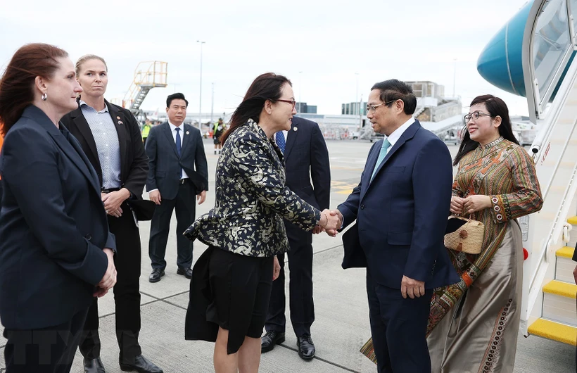 Quan chức New Zealand đón Thủ tướng Phạm Minh Chính và Phu nhân tại sân bay Auckland. Ảnh: Dương Giang/TTXVN