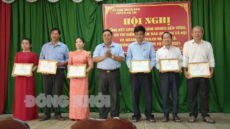 Tin hoạt động các huyện, thành phố ngày 9-3-2024 Khen thưởng các tập thể. Ảnh: Trần Xiện.