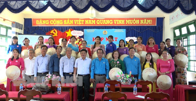 Tin hoạt động các huyện, thành phố ngày 9-3-2024 Đại biểu chụp ảnh lưu niệm với nữ CNVCLĐ. Ảnh: Việt Cường.