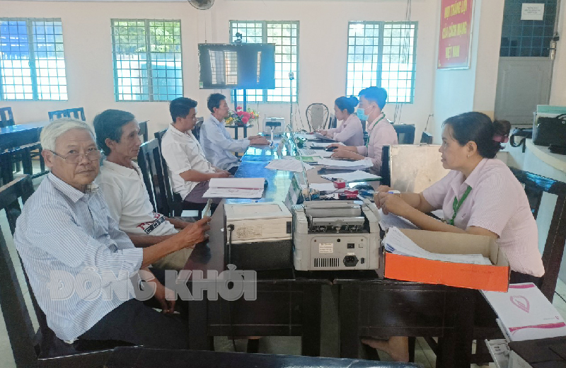 378 hộ gia đình được giải ngân vốn vay cho con em đi học Chi nhánh NHCSXH tổ chức giao dịch với khách hàng tại điểm giao dịch xã Vĩnh Hòa, huyện Chợ Lách.