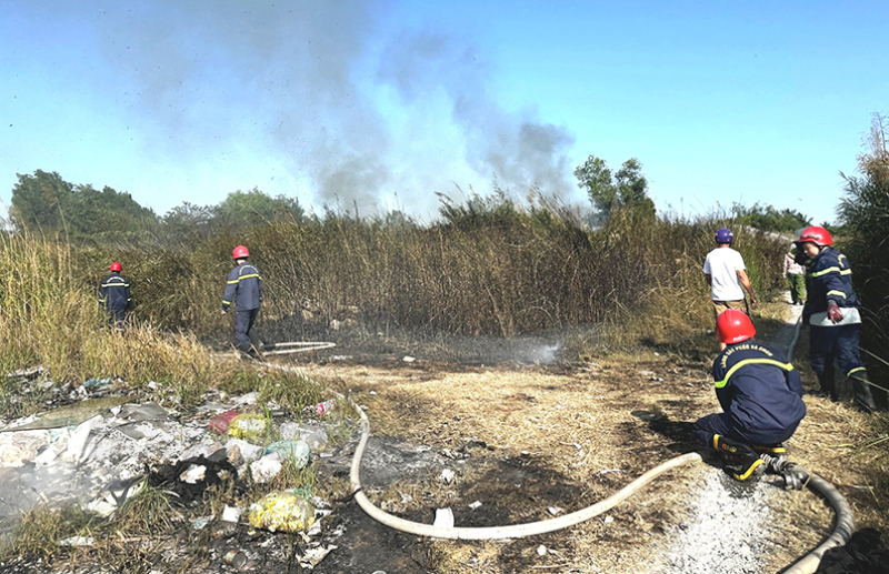 Đề phòng xảy ra cháy từ việc đốt cỏ, rác Chữa cháy do đốt cỏ, rác tự phát xảy ra cháy. Ảnh: CTV