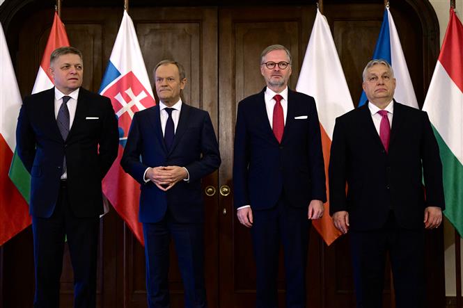  Thủ tướng Slovakia Robert Fico (ngoài cùng bên trái) và Thủ tướng CH Séc Petr Fiala (thứ hai từ bên phải sang) trong cuộc họp tại Praha (CH Séc) ngày 27-2-2024. Ảnh: AFP/TTXVN