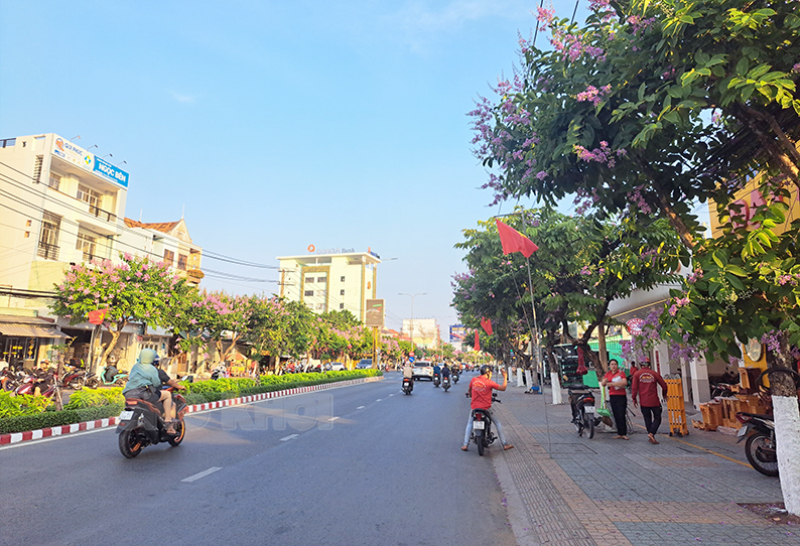 Lề đường đại lộ Đồng Khởi, đoạn phường Phú Khương, TP. Bến Tre ngày càng thông thoáng, sạch đẹp.