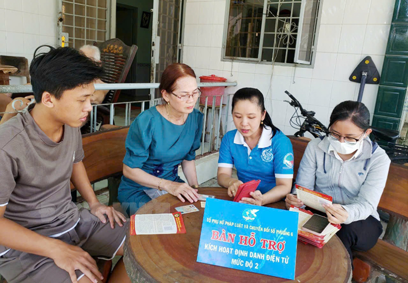 Phụ nữ tỉnh năng động, tích cực chuyển đổi số Tổ phụ nữ pháp luật và chuyển đổi số Phường 6, TP. Bến Tre hỗ trợ người dân kích hoạt tài khoản định danh điện tử mức độ 2. Ảnh: CTV