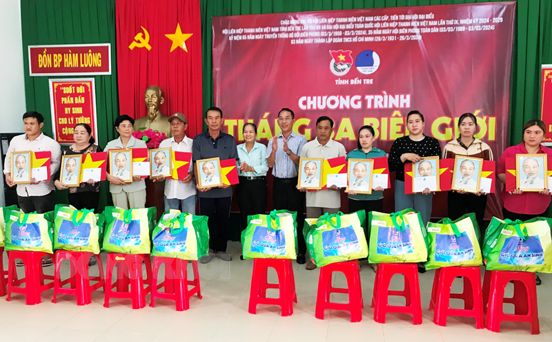 Trao quà cho ngư dân tại thị trấn Tiệm Tôm trong Chương trình “Tháng Ba biên giới” năm 2024. Ảnh: Trà Dũng